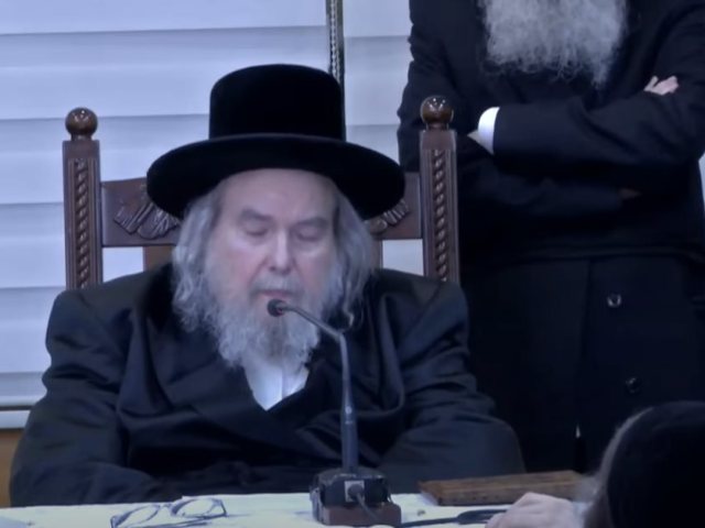 האדמו"ר מבעלזא ב'לחיים טיש' במוצאי י"ז בתמוז תשפ"ב בטלז סטון. צילום: מראות הקודש בעלזא