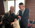 סגן השר מקלב עם אחד מניצולי השואה | לשכת השר