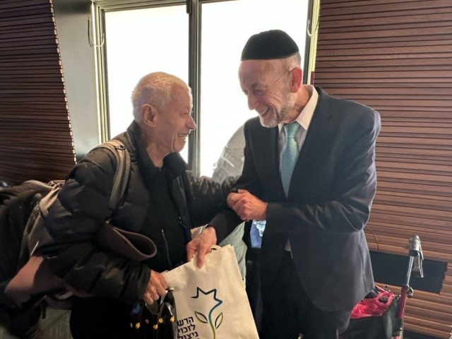 סגן השר מקלב עם אחד מניצולי השואה | לשכת השר