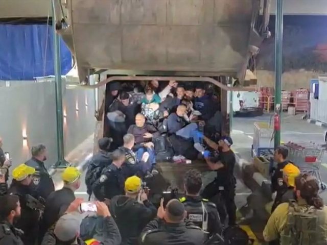 המסתננים נפלטים ממשאית הזבל | דוברות המשטרה