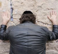 משתטח על אבני הכותל | הקרן למורשת הכותל