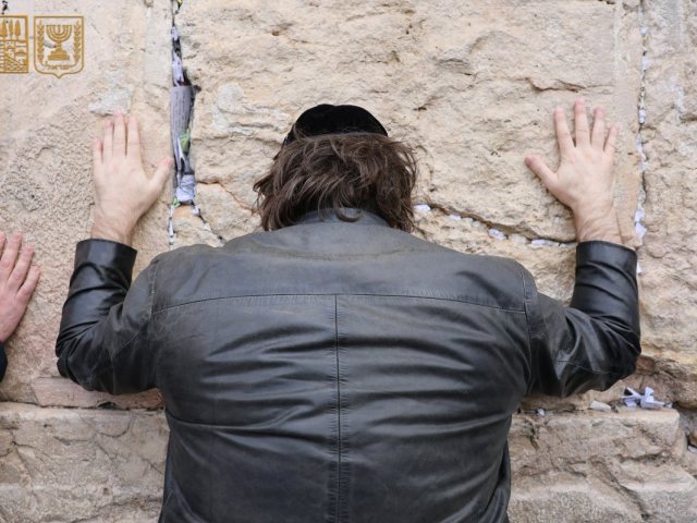 משתטח על אבני הכותל | הקרן למורשת הכותל