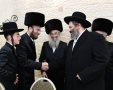 הרב איצה רוזמרין (במרכז). נראה עוד הרב שלמה צבי אלתר. המצלם