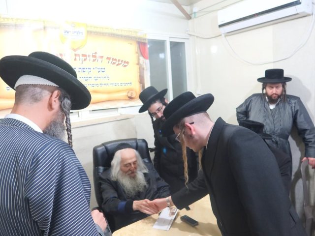 הרב טורצ'ין בחלוקת השטריימלאך. באדיבות המצלם