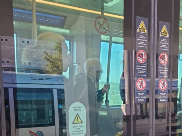מאות הנוסעים תקועים ברכבת | ירושלים החרדית