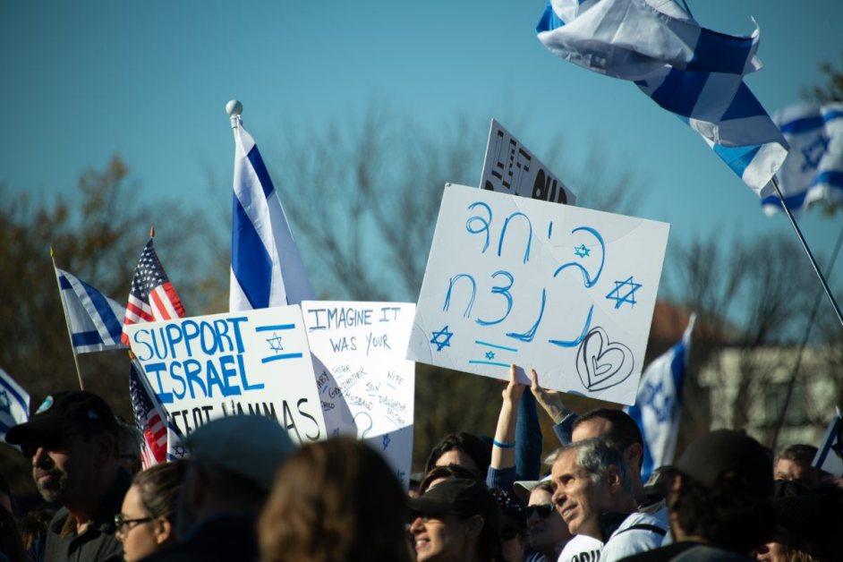 עם קביים ואש בעיניים: פצועי המלחמה צועדים בירושלים בקריאה להכרעת חמאס ...