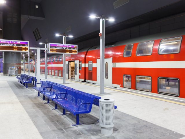 רכבת ישראל בתחנת נבון | שאטרסטוק