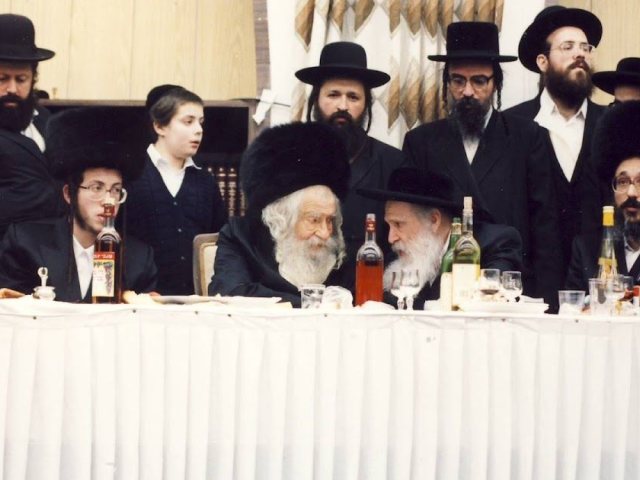 ר נחמן מאחורי הרבי הפני מנחם בחתונת נכדו. תמונה לפי סעיף 27 א לחז"י