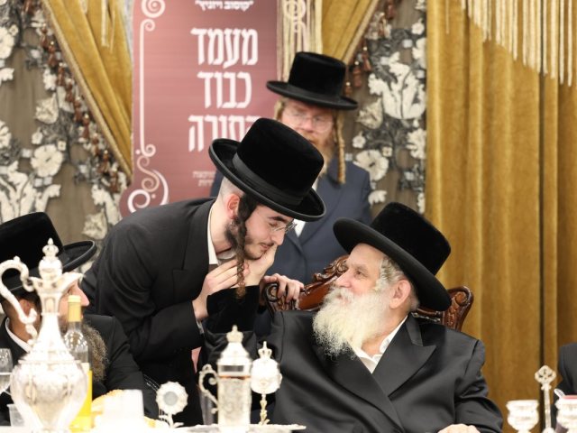 האדמו"ר מקוסוב ויז'ניץ מברך את אחד הבחורים המצטיינים. צילום: דוד ארזני