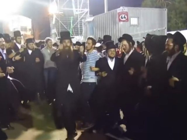 ראש הישיבה הרב דוד שפר רוקד עם תלמידיו | ארכיון יוטיוב