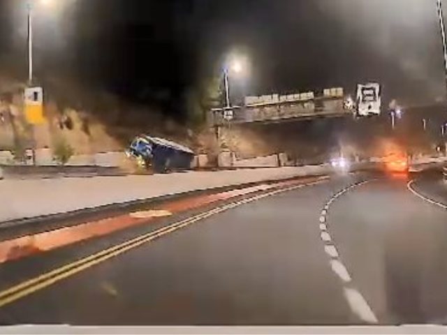 האוטובוס מידרדר לאחור בכניסה לירושלים. פרסום לפי סעיף 27א לחוק זכויות יוצרים