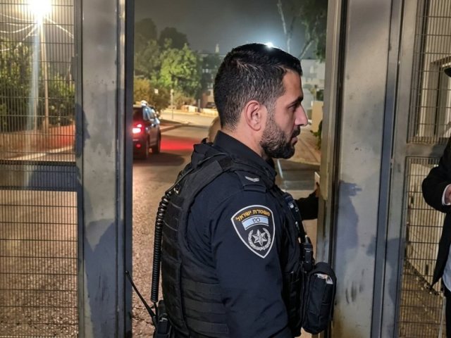 שוטרים מנסים למנוע את הפריצה | מתוך הסרטון (עיבוד: ירושלים החרדית)