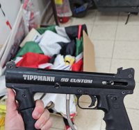 רובה הצבע שנתפס בפשיטה | דוברות המשטרה