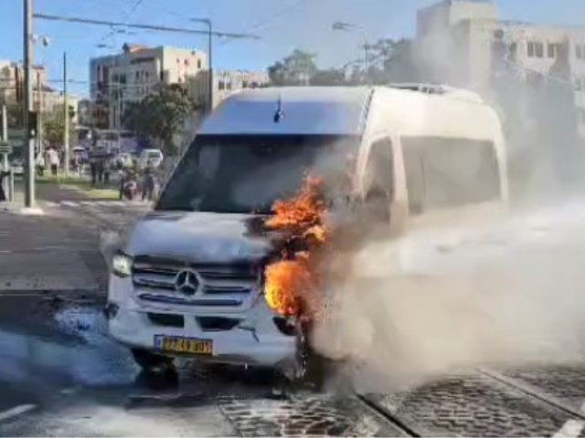מכת"זית מכבה מיניבוס בוער. צילום: לפי סעיף 27א לחוק זכויות יוצרים