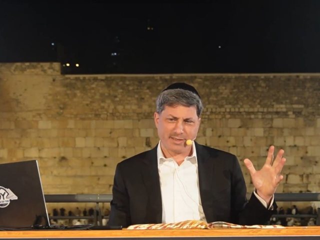 הרב אלי שטפנסקי בשיעור המיוחד. קוביס