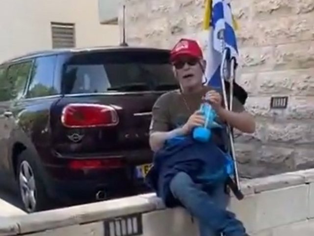 אחד המפגינים בחצר הבית (מתוך התיעוד)