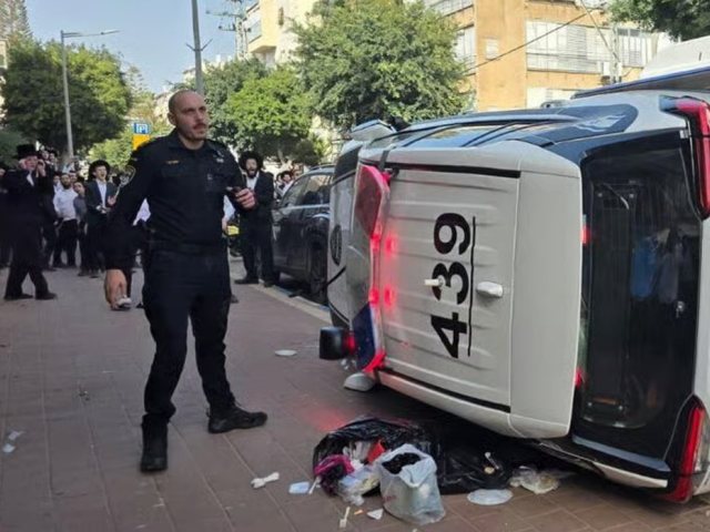 ניידת משטרה הפוכה בפרעות בבני ברק | צילום: דוד קשת