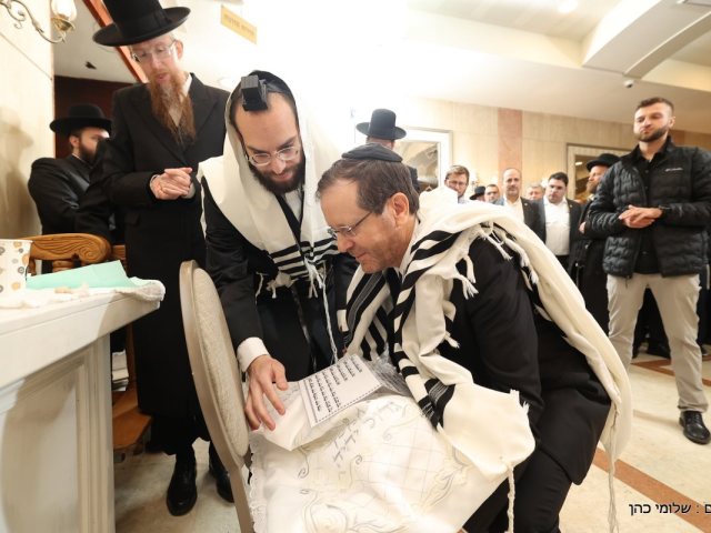 יצחק הרצוג בברית המילה לבנו של שבי רפפורט. צילום: שלומי כהן