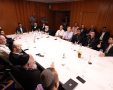 "השולחן הגדול" סביב השולחן המרובע בוועידה