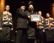 ר' דוקי ז"ל (במרכז) מקבל אותו ירושלים מראש העיר דאז הרב לופוליאנסקי ז"ל | צילום ארכיון: יח"צ