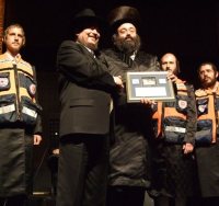 ר' דוקי ז"ל (במרכז) מקבל אותו ירושלים מראש העיר דאז הרב לופוליאנסקי ז"ל | צילום ארכיון: יח"צ