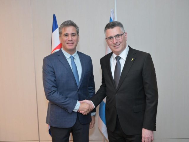 שר החוץ סער (מימין) עם שר הסחר מקוסטה ריקה | צילום: שלומי אמסלם