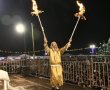 צפו: מעמד ההדלקה המרכזי בראשות המשפיע רבי מיילך (וידאו)