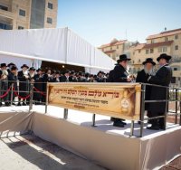 הגרש אלתר במעמד חתימת מגילת היסוד בשטח רשות השידור