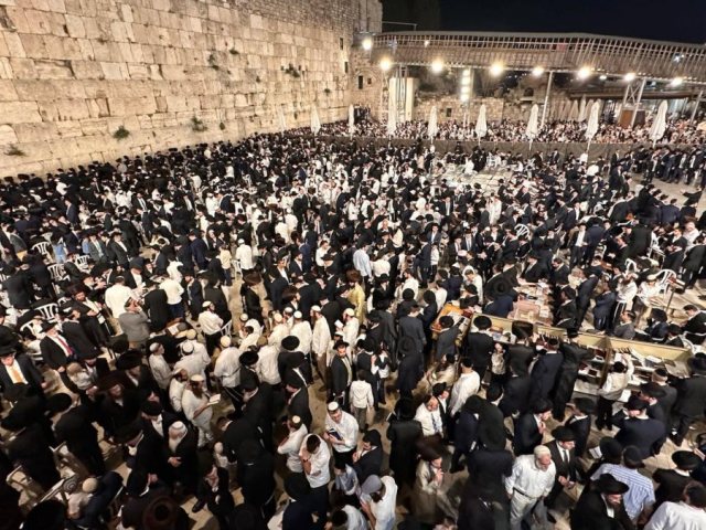 שבועות אשתקד בכותל | הקרן למורשת הכותל