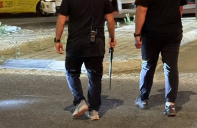 האלה הטלסקופית בידיו של שוטר | מקור: לירן תמרי