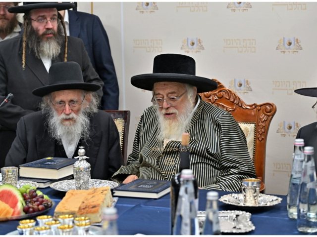 האדמור שליטא והגר"ש גלאי במעמד | צילום: יהושע פרוכטר