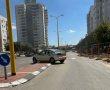 למה מחכים? רכב אחרי תאונה באשדוד נותר בכביש בצורה מסוכנת