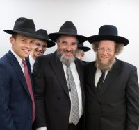 הרב אפין (במרכז) עם ראש ישיבת סורוצקין | צילום: ישיבע זוכער