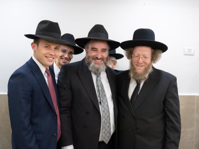 הרב אפין (במרכז) עם ראש ישיבת סורוצקין | צילום: ישיבע זוכער