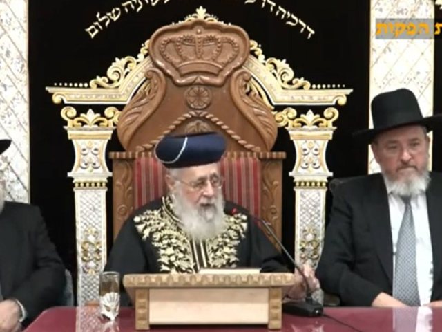 ראש ישיבת חברון לצד הראשון לציון | מקור: דר וסוחרת