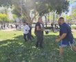 סקרנים רבים מגיעים לזירת נפילת הטיל באשדוד ואז מופעלת אזעקה נוספת - צפו