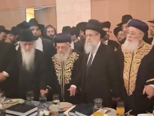 הראשונים לציון והרב יהודה כהן בחתונה. פרסום לפי סעיף 27א לחוק זכויות יוצרים