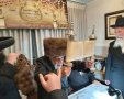 האדמו"ר מקופיטשניץ מגביה את ספר התורה העתיק | צילום: בית קופיטשניץ