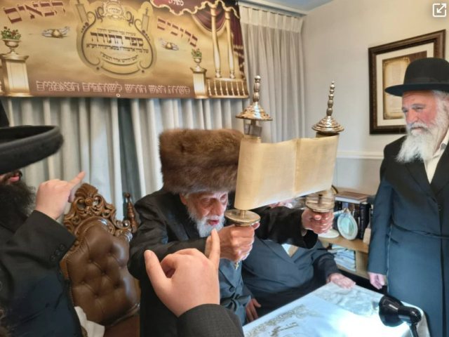 האדמו"ר מקופיטשניץ מגביה את ספר התורה העתיק | צילום: בית קופיטשניץ