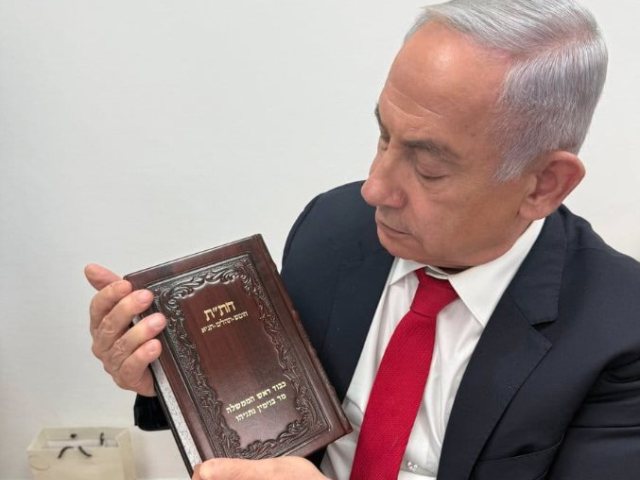 בנימין נתניהו עם ספר החת"ת שהעניק לו הרב זיו אור. צילום: באדיבות הרב זיו אור
