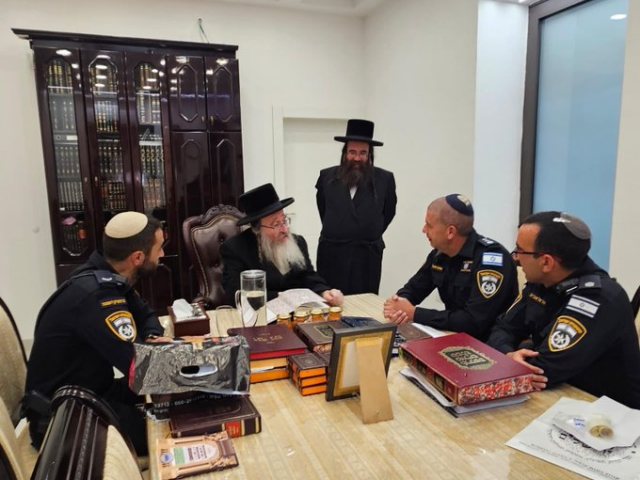 בכירי משטרת ירושלים אצל האדמו"ר מביאלא. פרסום לפי סעיף 27א לחוק זכויות יוצרים