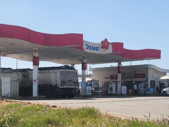 לא רק דלק. תחנת דלק 'סונול בני ברית'. 