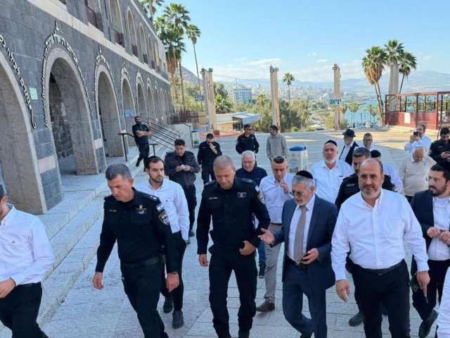 בכירי המשרד בציון רבי מאיר בעל הנס. משרד הדתות