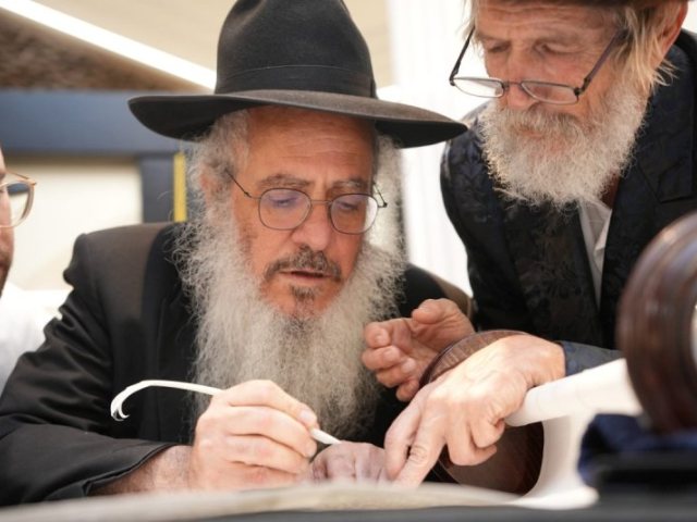 הכנסת ספר תורה בישיבת פתחי עולם. באדיבות המצלם
