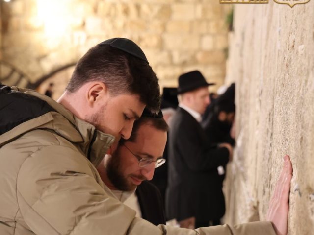 סשה בכותל (בקדמת התמונה) | הקרן למורשת הכותל