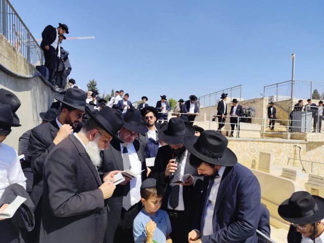 תלמידי הישיבה על ציונו של הגרי זכריה. א' מיכאלי