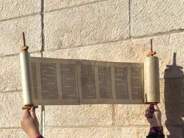 מניפות את ספר התורה | נשות הכותל
