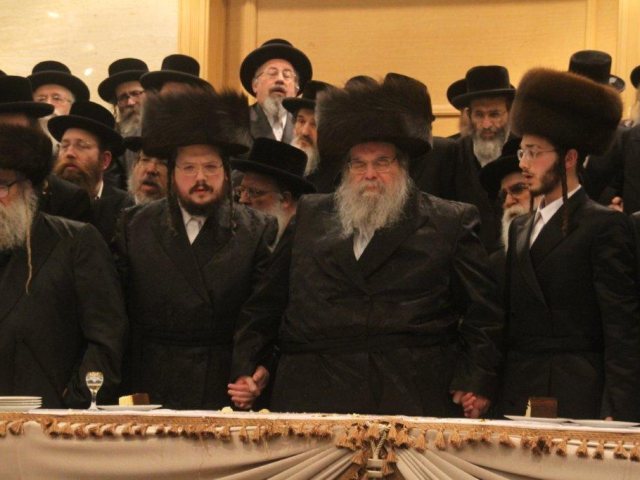 הרה"צ (משמאל) לצד אביו כ"ק אד"ש מבעלז (צילום: אנשיל בעק)