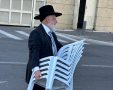 סוחבים כסאות לבית הכנסת | צילום: פרטי