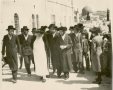 המנוח חבוש בקסקט מלווה את המהרי"ץ בדרכו חזור מהכותל בחג הפסח | צילום: ארכיון